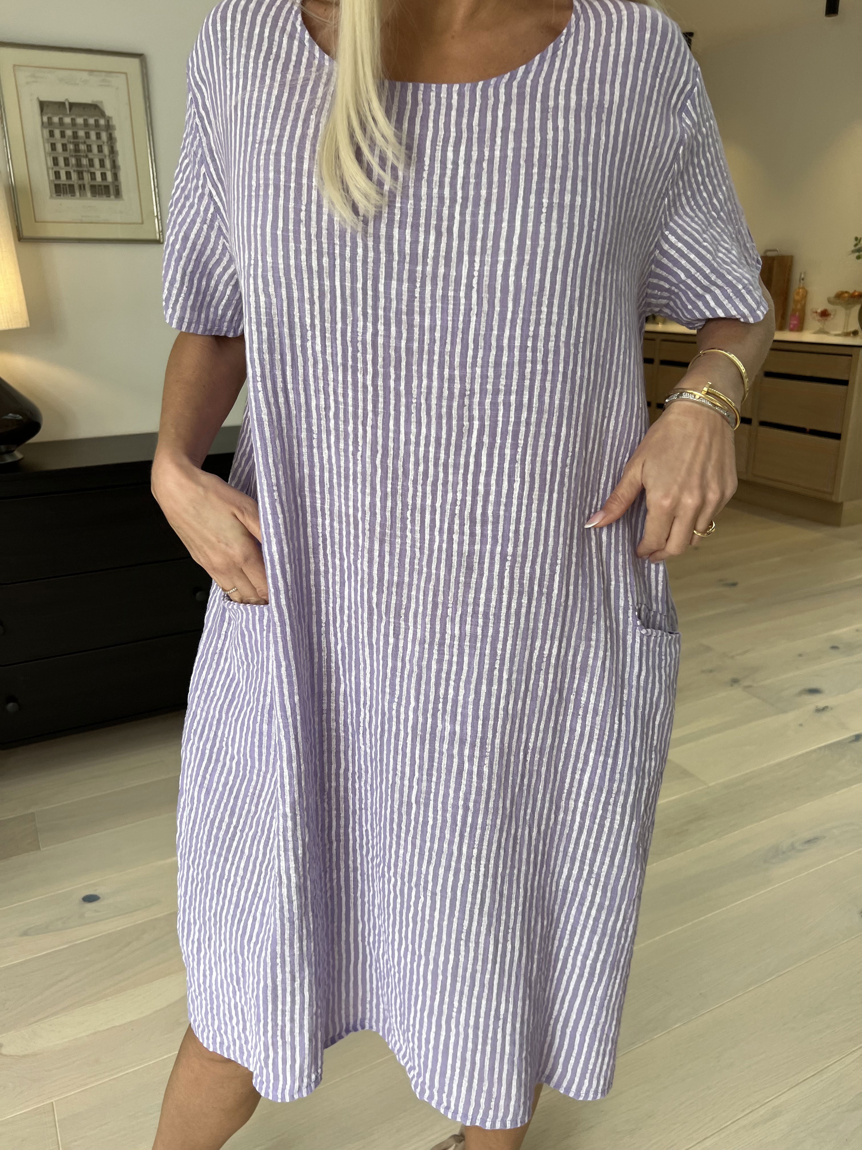 Louise - Fin stribet kjole i hørlignende stof i bomuld